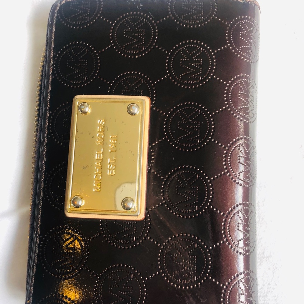 Well loved Wristlet wallet.